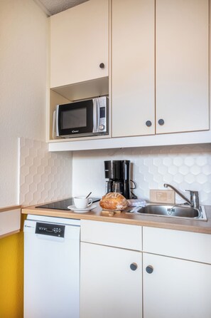 Appartement 6 personnes - 1 chambre + 1 coin nuit - Balcon - Climatisé - Rénové | Private kitchen | Fridge, microwave, stovetop, dishwasher - Pierre & Vacances Résidence Les Citronniers (Menton)