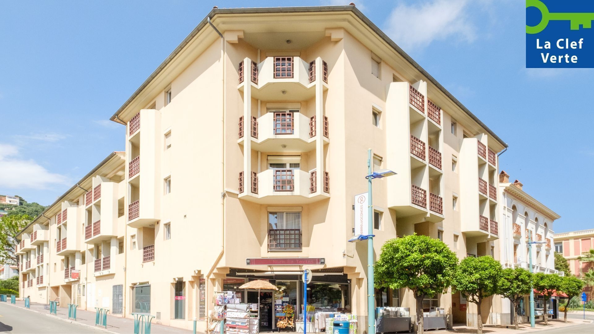 Vista frontal de la propiedad