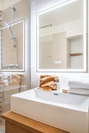 Studio 4 personnes - 1 coin nuit - Balcon - Climatisé - Rénové | Baño | Bañera, secador de pelo y toallas