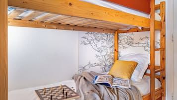 Cots/infant beds, free WiFi, bed sheets