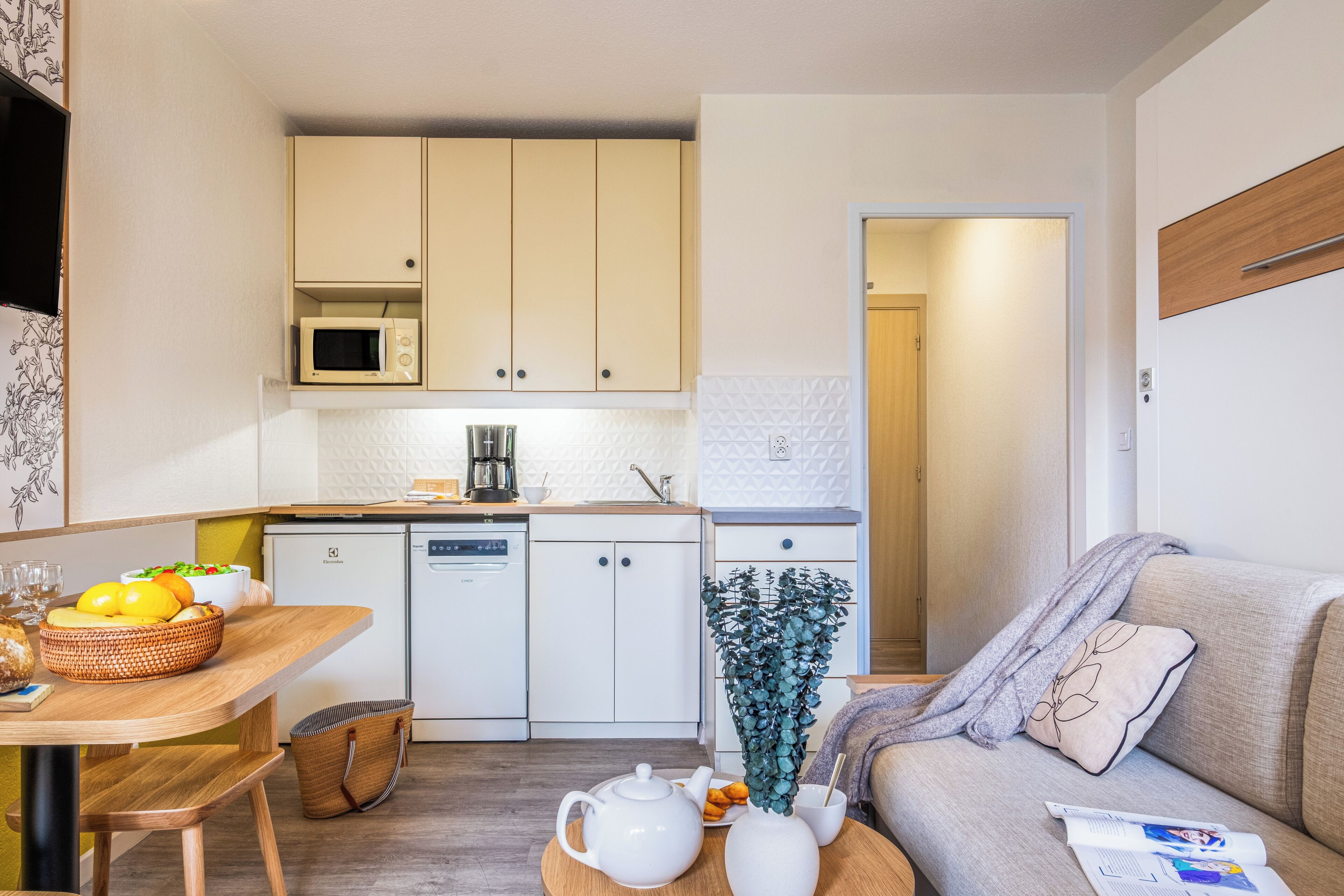 Studio 2 personnes - Balcon - Côté cour - Climatisé - Rénové | Oppholdsområde | TV og bøker