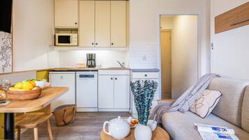 Studio 2 personnes - Balcon - Côté cour - Climatisé - Rénové | Oppholdsområde | TV og bøker