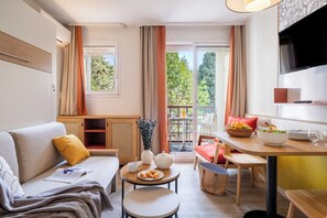 Studio 2 personnes - Balcon - Côté cour - Climatisé - Rénové | Zona de estar | Una televisión, libros