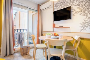 Studio 4 personnes 1 coin nuit Balcon | Living area | TV, books