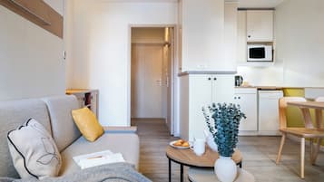 Studio 4 personnes - 1 coin nuit - Balcon - Côté cour - Climatisé - Rénové | Living area | TV, books