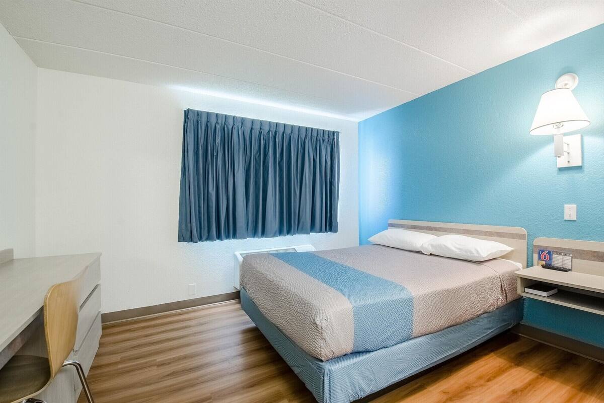 Rom – standard, 1 kingsize-seng, ikke-røyk, kjøleskap og mikrobølgeovn | Wi-fi (inkludert) og sengetøy