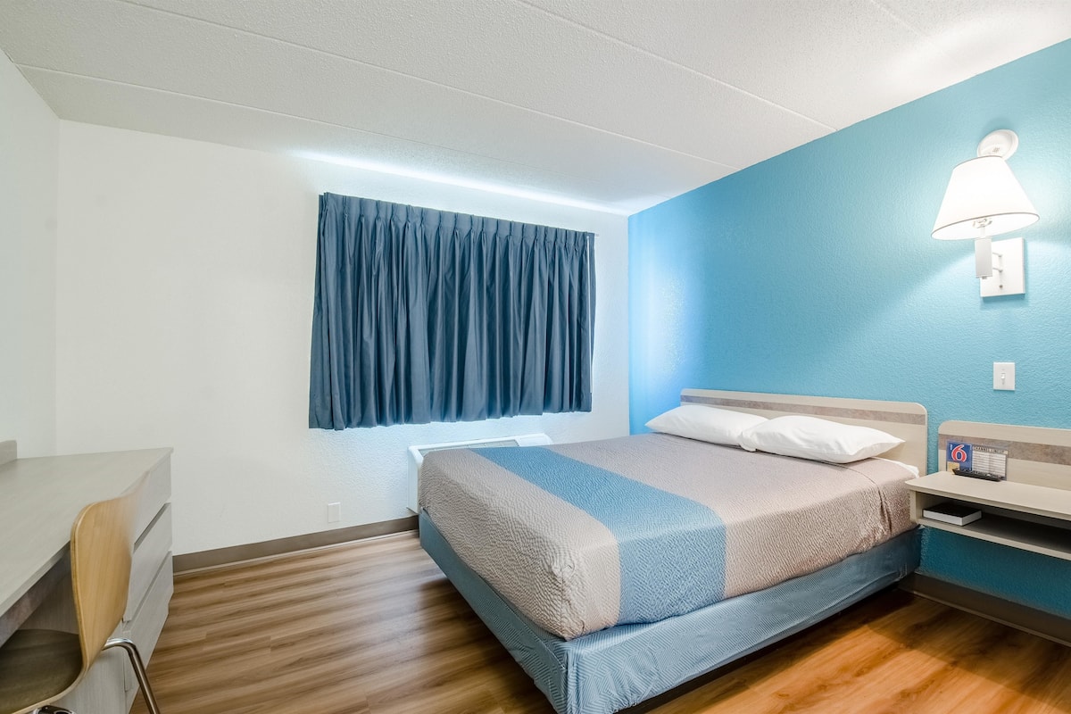 Standaard kamer, 1 kingsize bed, niet-roken, koelkast en magnetron | Gratis wifi, beddengoed