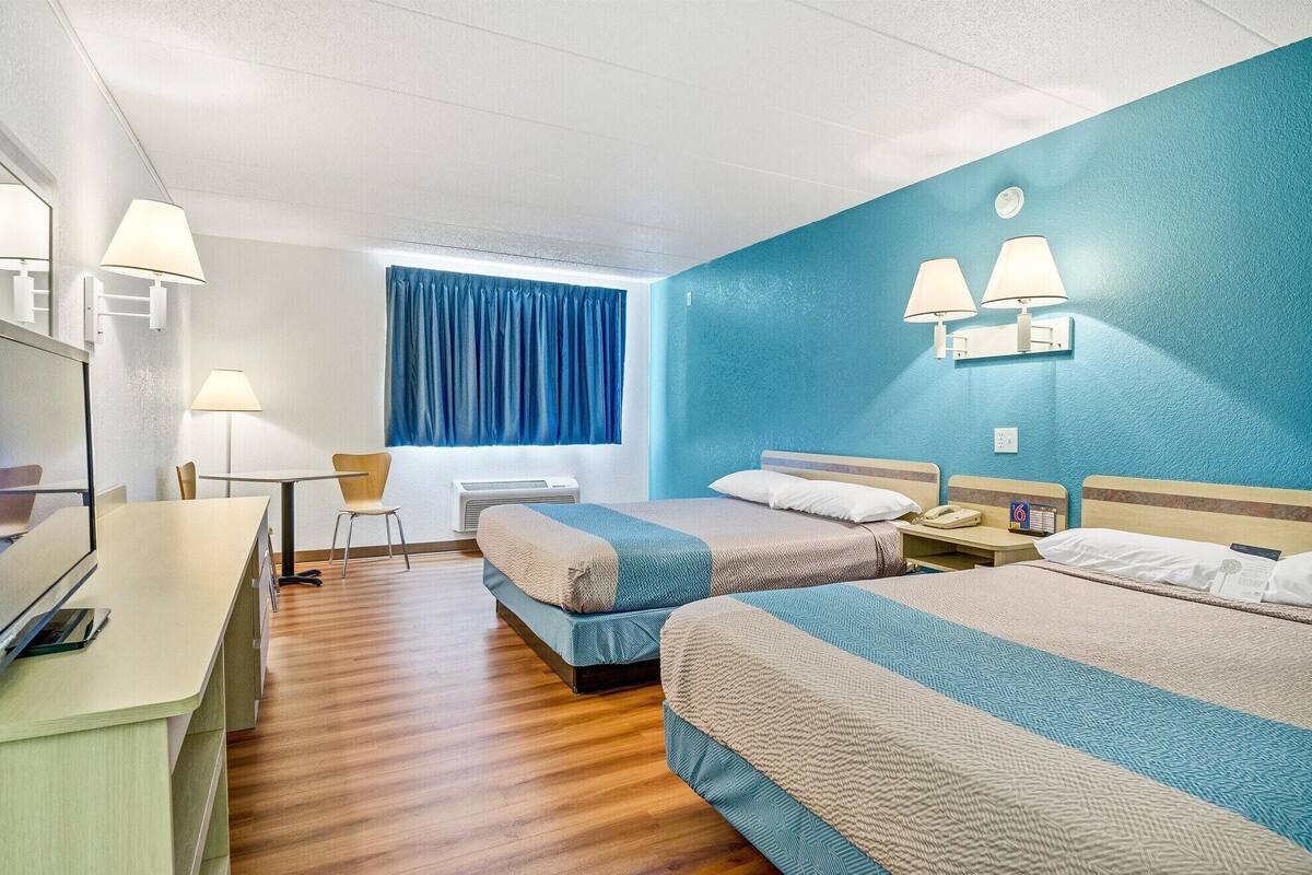 Rom – standard, 2 queensize-senger, ikke-røyk, kjøleskap og mikrobølgeovn | Wi-fi (inkludert) og sengetøy