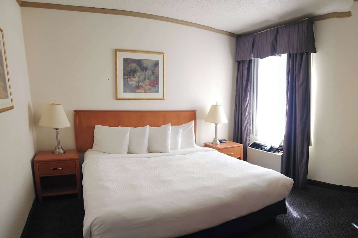 Premium bedding, in-room safe, desk, soundproofing