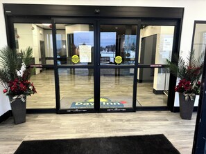 Reception - Days Inn by Wyndham Drayton Valley (Drayton Valley)