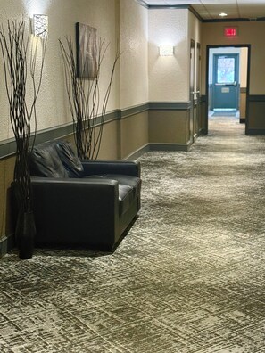 Lobby sitting area - Days Inn by Wyndham Drayton Valley (Drayton Valley)