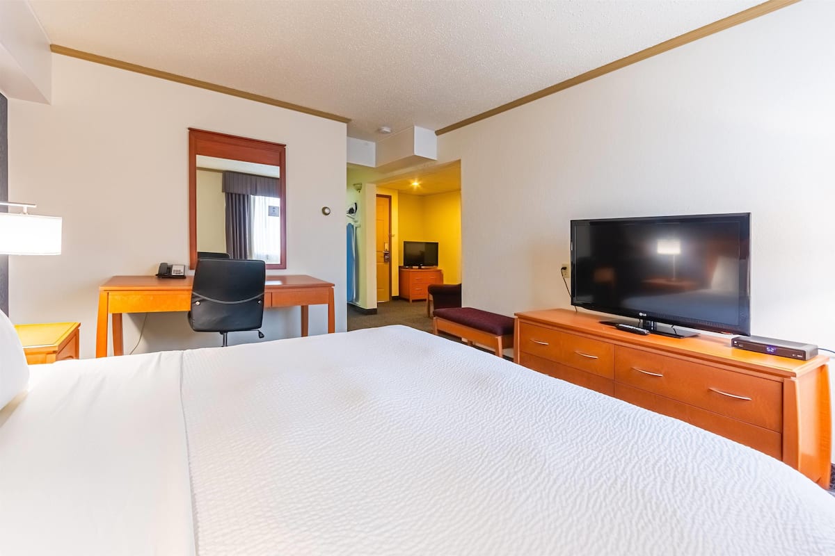 Superior Room, 1 King Bed, Non Smoking | Premium bedding, in-room safe, desk, soundproofing