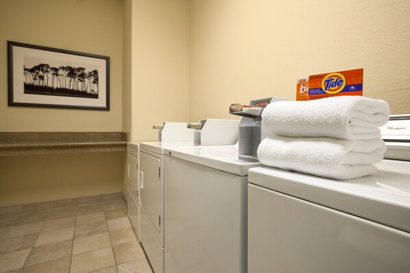 Laundry room - La Quinta Inn & Suites by Wyndam Knoxville West (Knoxville)