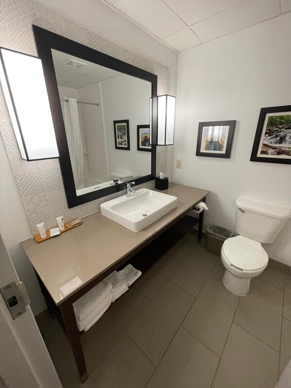 Combined shower/bathtub, free toiletries, hair dryer, towels - La Quinta Inn & Suites by Wyndam Knoxville West (Knoxville)