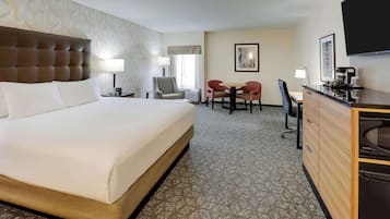 1 quarto, escrivaninha, cortinas blackout, ferros/tábuas de passar roupa