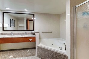 Ensemble douche/baignoire, articles de toilette gratuits, sèche-cheveux