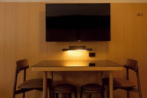 华丽双床房 | 办公桌、遮光窗帘、熨斗/熨板、免费 WiFi