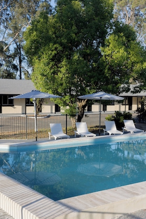 Outdoor pool, pool umbrellas, sun loungers - Mu S Boutique Motel (Coonabarabran)