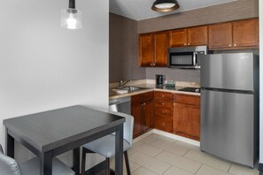 Fridge, microwave, oven, stovetop - Residence Inn by Marriott Long Island Holtsville (Holtsville)