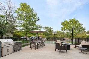 BBQ/picnic area - Residence Inn by Marriott Long Island Holtsville (Holtsville)