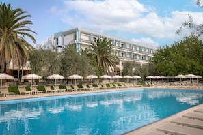 4 outdoor pools, pool umbrellas, pool loungers