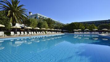4 outdoor pools, pool umbrellas, sun loungers