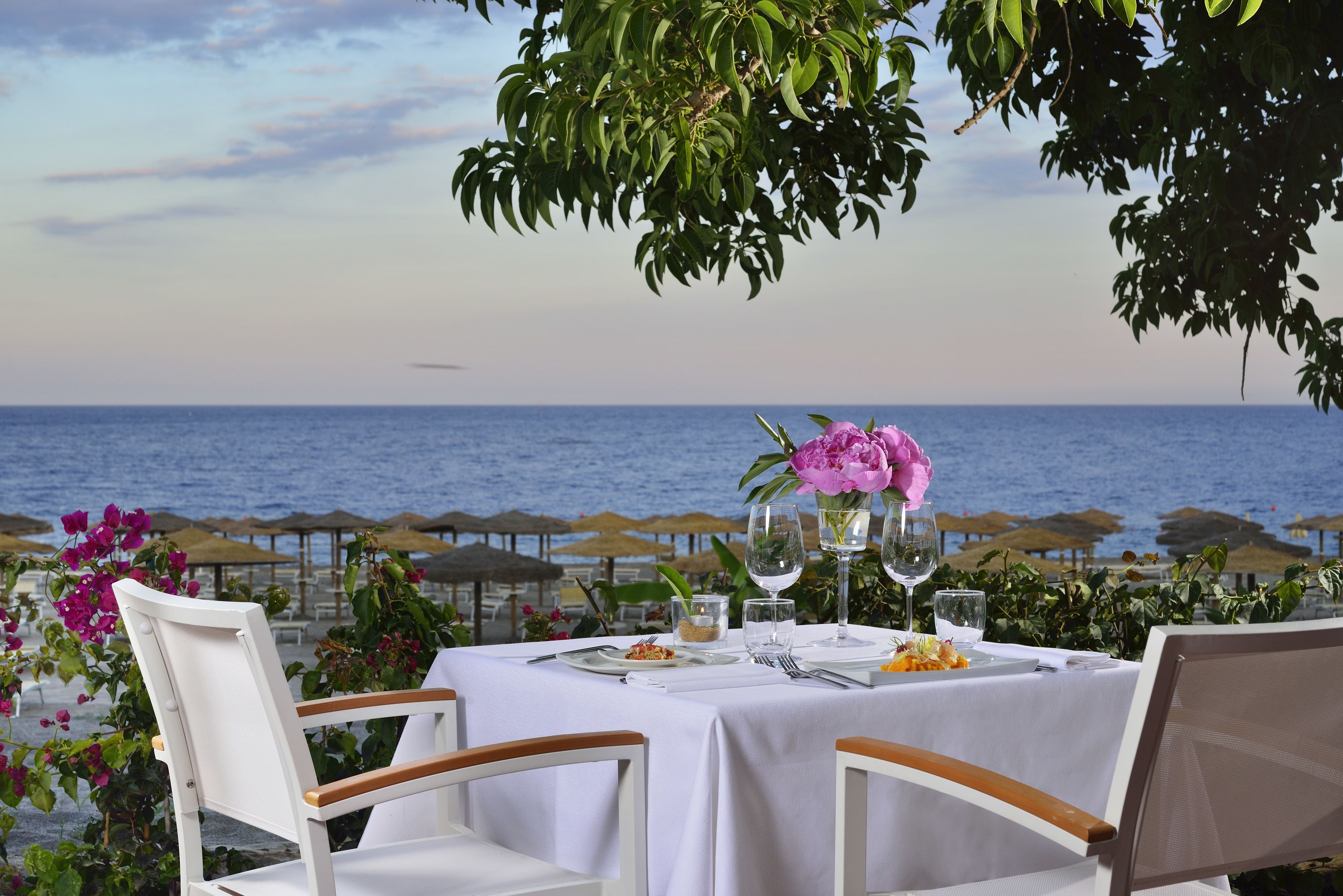 5 restaurants; breakfast, lunch and dinner served 
