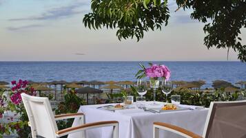 5 restaurants; breakfast, lunch and dinner served