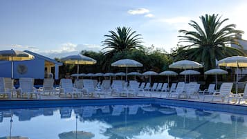 4 buitenzwembaden, parasols voor strand/zwembad