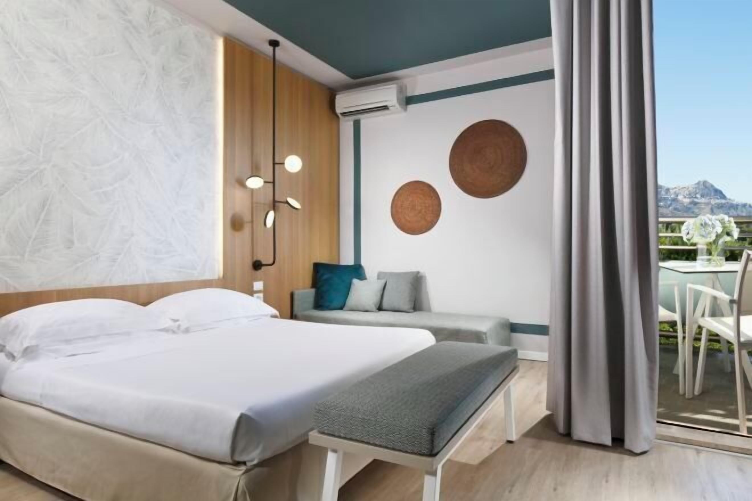 Minibar, caja de seguridad en la habitación y escritorio 