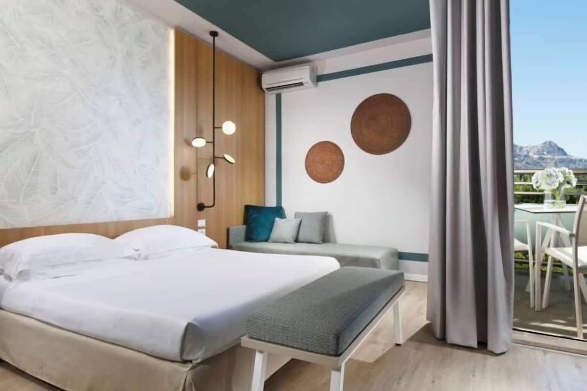 Minibar, caja de seguridad en la habitación y escritorio