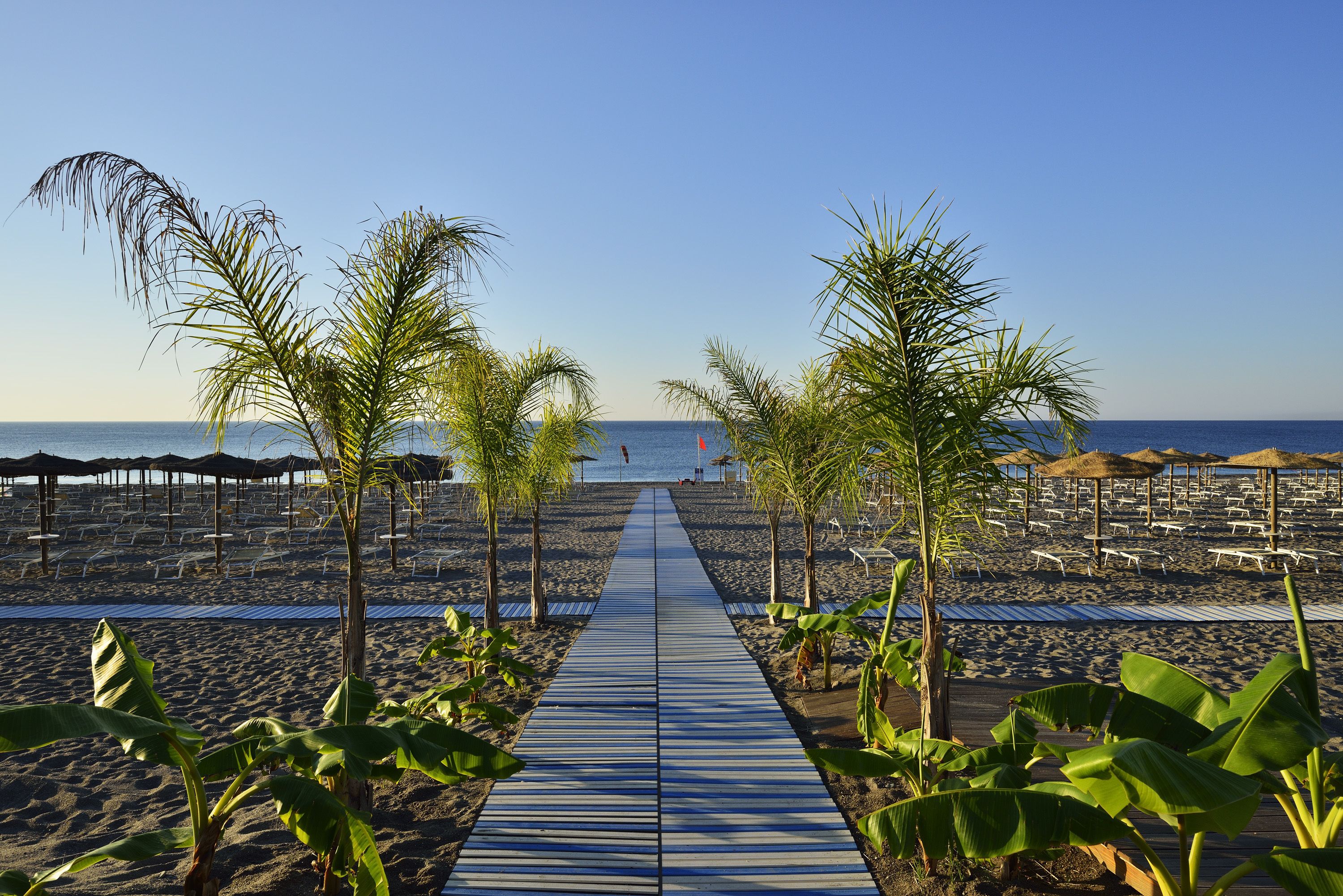 Pantai persendirian, kerusi lepak pantai, payung, tuala pantai 