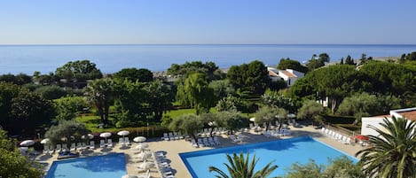 4 piscine all'aperto, ombrelloni da piscina, lettini