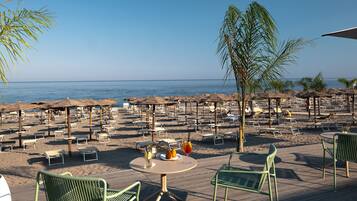 Privatstrand, Liegestühle, Sonnenschirme, Strandtücher