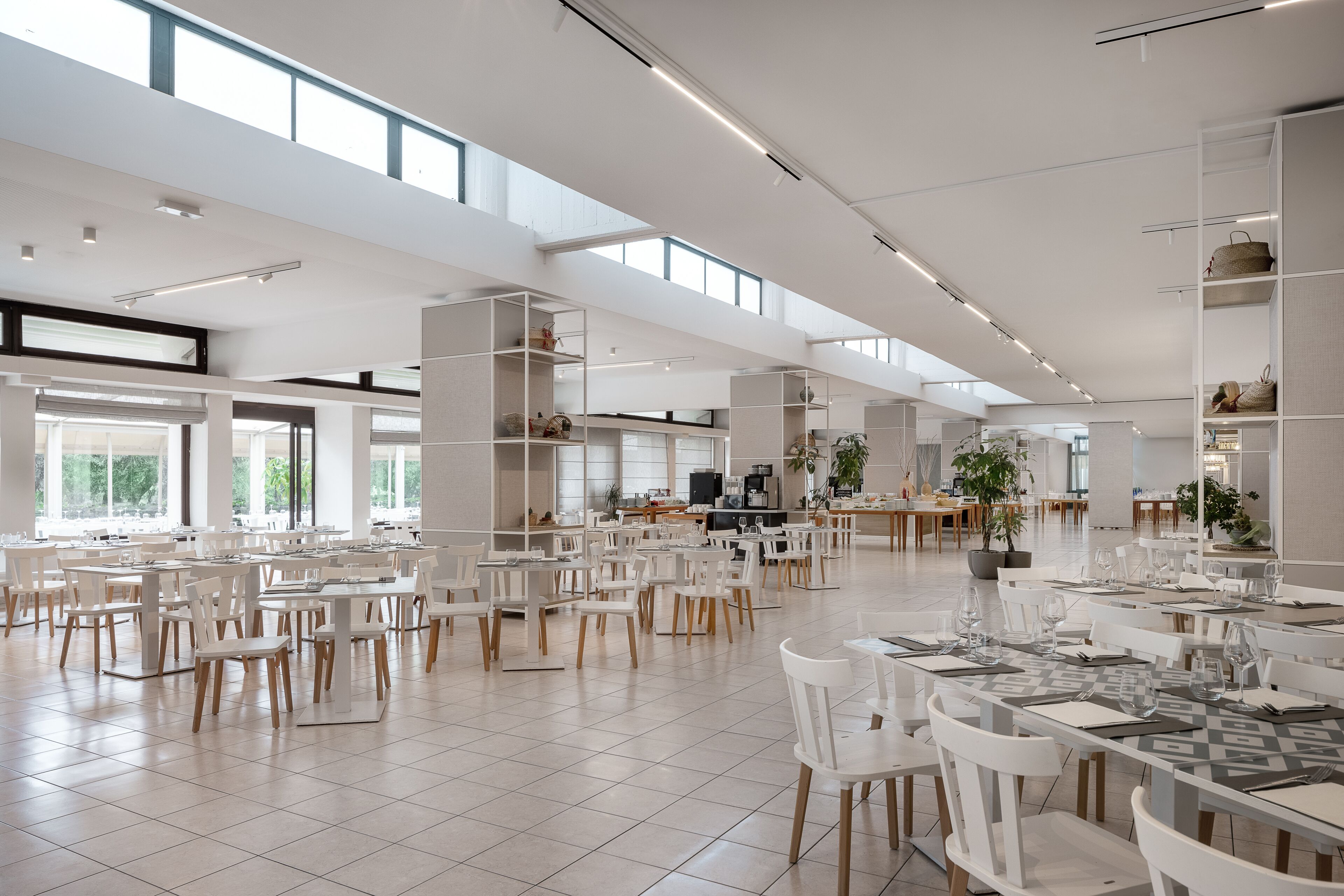 5 restaurants, breakfast, lunch, dinner served; Italian cuisine 