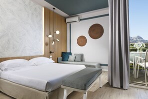 Minibar, brankas, meja kerja, dan kedap suara