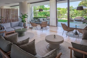 2 bar/lounge, bar tepi kolam renang dan bar pantai