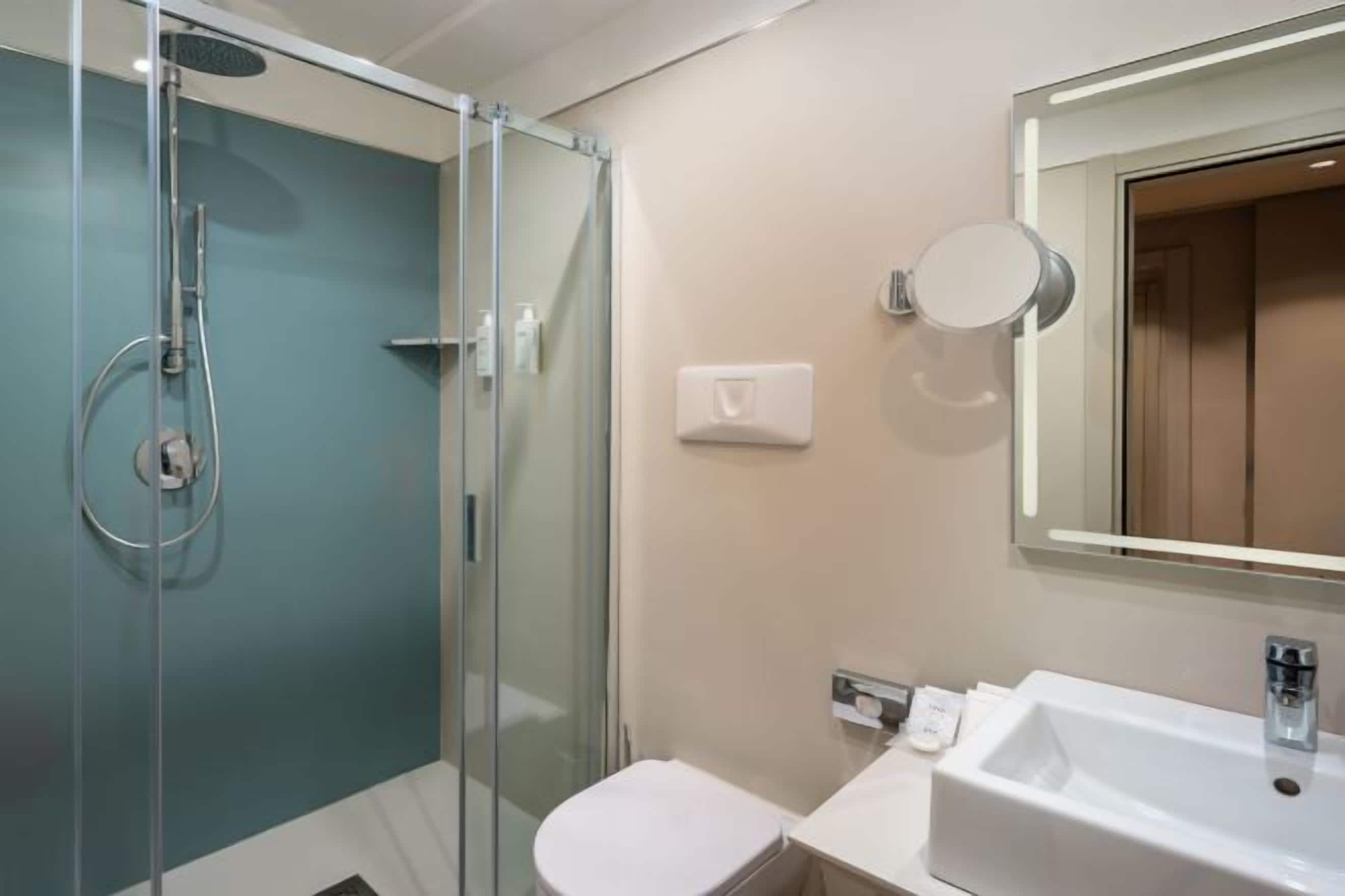 Shower, rainfall showerhead, free toiletries, hair dryer