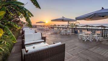 Plage privée, chaises longues, parasols, serviettes de plage