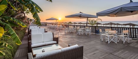 Plage privée, chaises longues, parasols, serviettes de plage