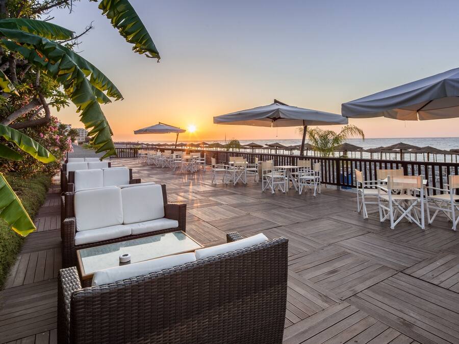 Plage privée, chaises longues, parasols, serviettes de plage