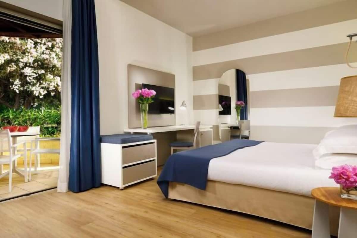 Minibar, in-room safe, desk, soundproofing