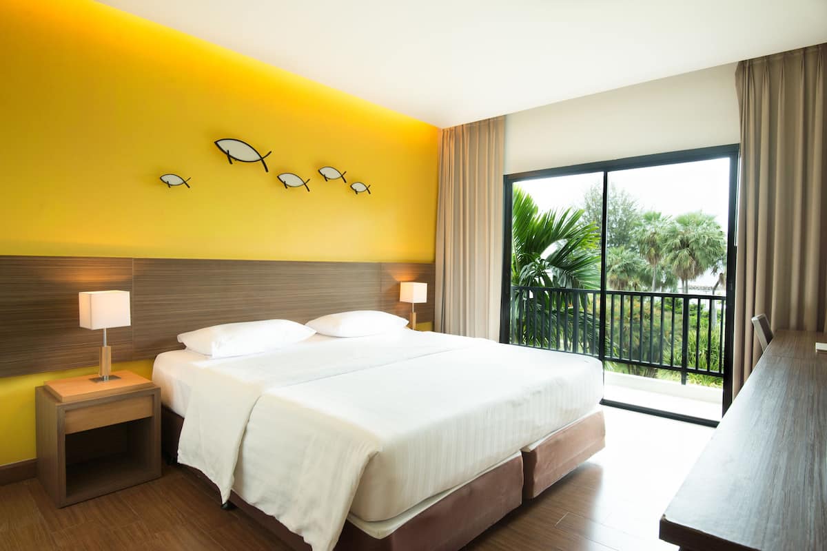 superior room | minibar, in-room safe, desk, free cots/infant beds