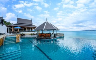 3 สระว่ายน้ำกลางแจ้ง