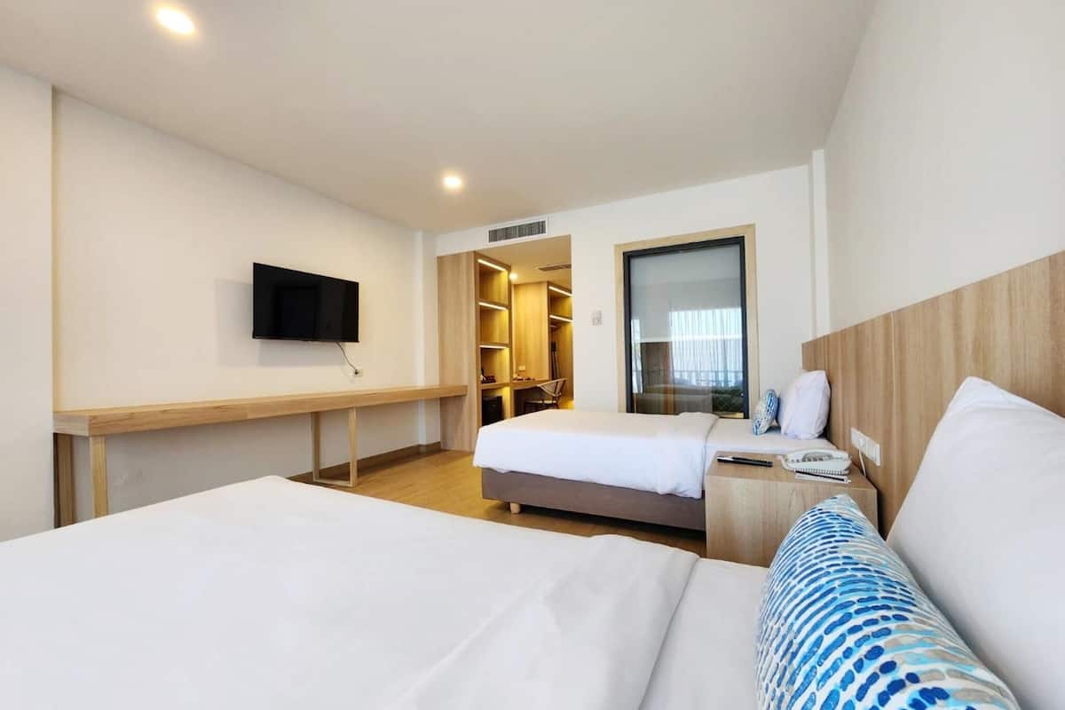Deluxe Twin Hillside | 1 bedroom, minibar, in-room safe, desk