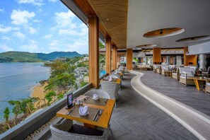 2 bares o lounges, bar en la alberca, bar junto a la alberca