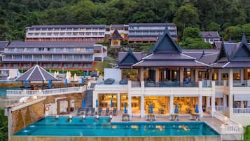 3 piscines extérieures