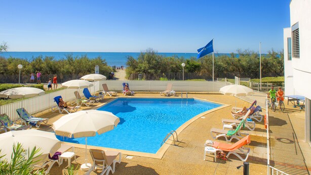 Outdoor pool, pool umbrellas, sun loungers - Pierre & Vacances Résidence Le Levant (La Grande-Motte)