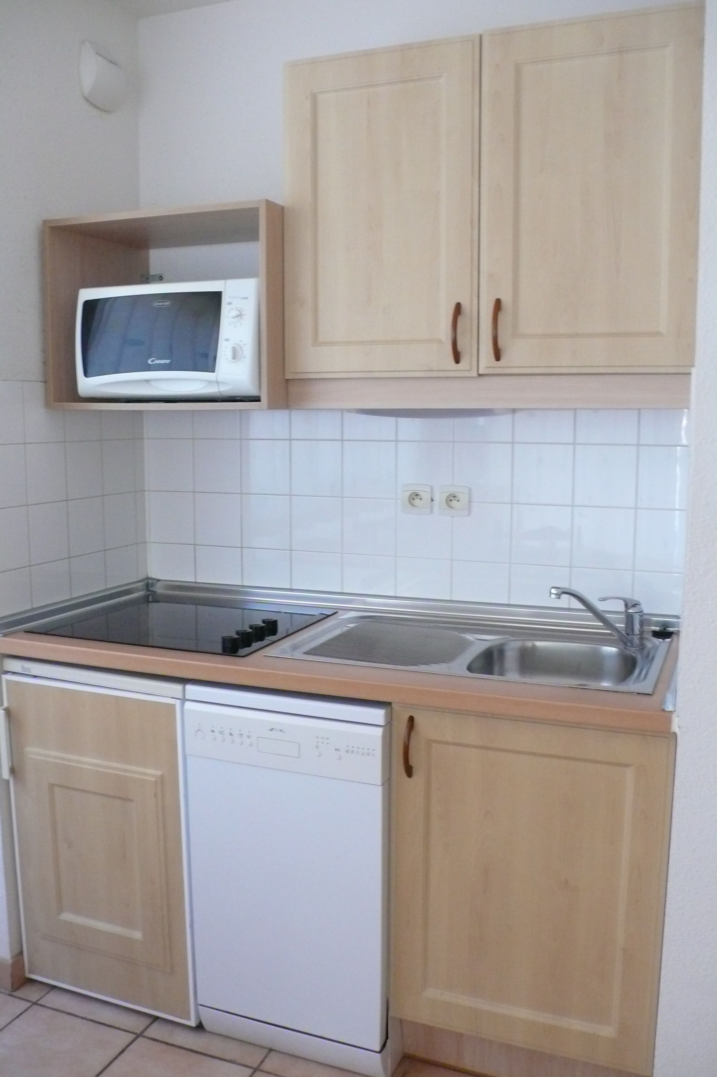 Private kitchen | Fridge, microwave, stovetop, coffee/tea maker