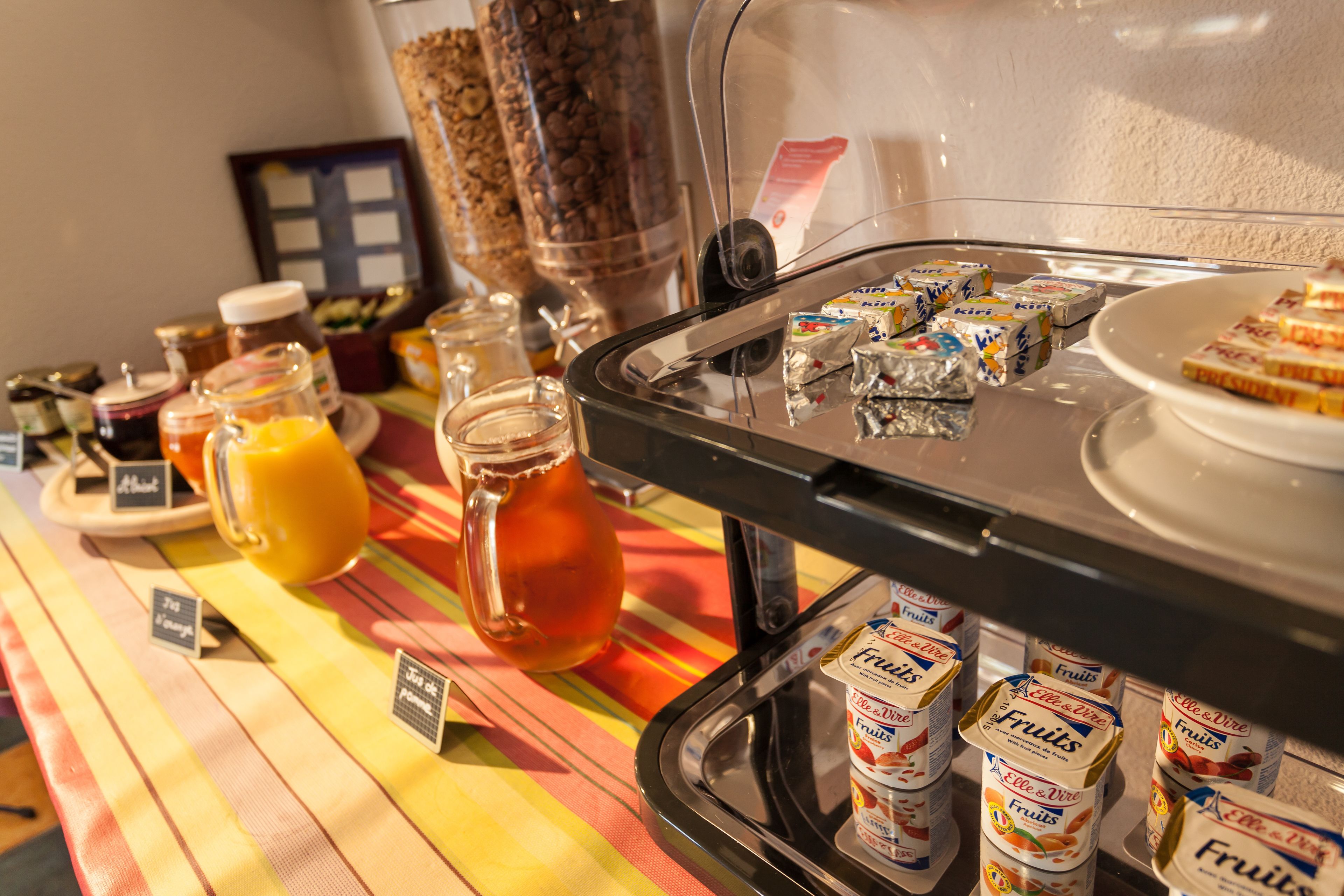 Un bufé de desayuno con diversas opciones de comida y bebidas.